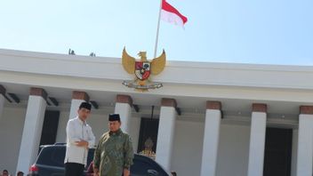 Pegang Pena, Prabowo Catat Arahan Presiden Jokowi di IKN