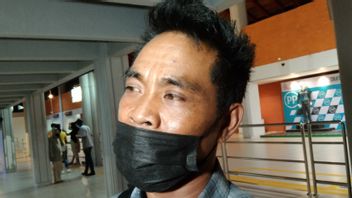Wayan Amin Is Happy When His Wife Arrives In Bali After Being Evacuated From Ukraine Which Was Invaded By Russia