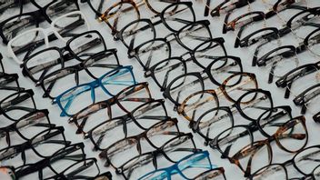 Perusahaan Jepang Sumbang 5.100 Kacamata untuk Pengungsi Ukraina