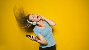 Ilmuwan Ungkap Alasan Mendengarkan Musik Favorit Bikin Merinding