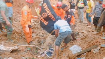 باسارناس يعثر على جثة الضحية السابعة للانهيار الأرضي لمنجم الذهب في كوتابارو، جنوب كاليمانتان