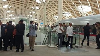 Bringing A Group Of Artists, Jokowi Tests The Jakarta-Bandung High Speed Train