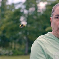 除了憨豆先生，罗文·阿特金森在《新人大战蜜蜂》预告片中仍然很搞笑