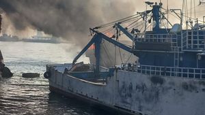 Lima Kapal Nelayan Terbakar di Pelabuhan Muara Baru