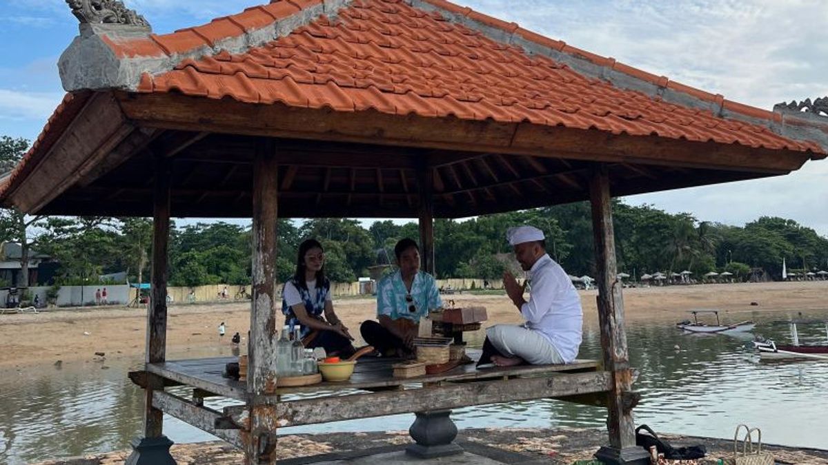 جبران يستمتع بسياحة اللياقة البدنية أثناء شرب العشبية في بالي