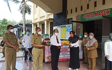 Pemkab Kulon Progo Bagikan Satu Ton Buah Lokal untuk Tenaga Kesehatan