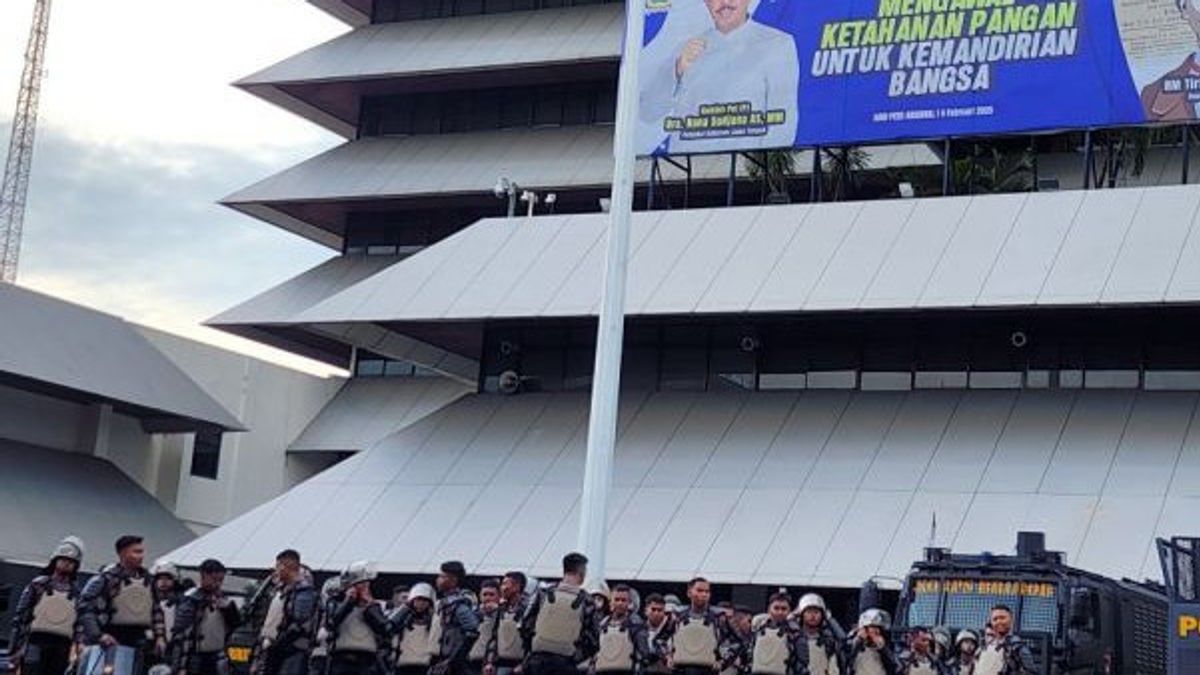 1.167 Polisi Kawal Demo Mahasiswa di Semarang Kritisi Efisiensi Anggaran