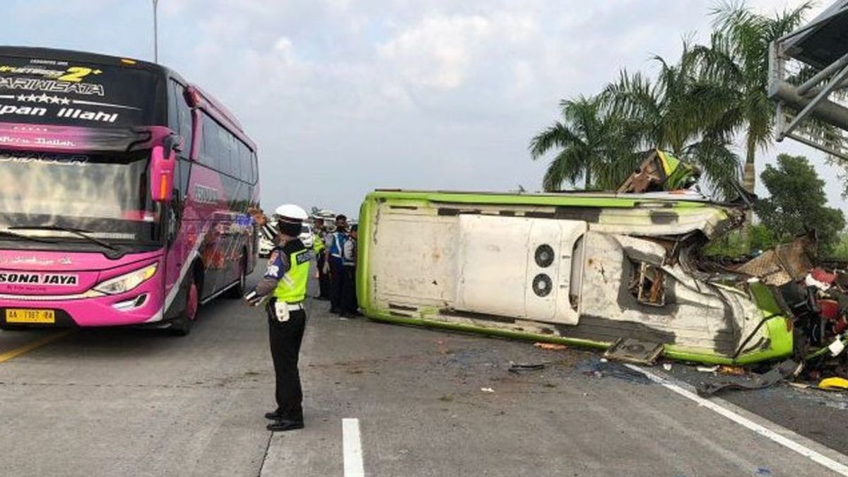 泗水收费公路上的Ardiansyah巴士致命事故造成13名前往Dieng的乘客死亡