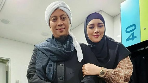 Admits That He Had Separated, Bebi Silvana Returned To Show Off Her Intimacy With Opick