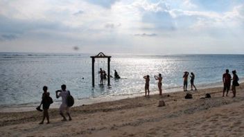 ニピの日、何千人もの外国人観光客がロンボク島への休暇中にバリから来ます