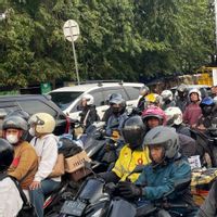 Dipenuhi Pemotor, Hampir 64 Ribu Kendaraan Lintasi Pantura Cirebon Arah Jakarta
