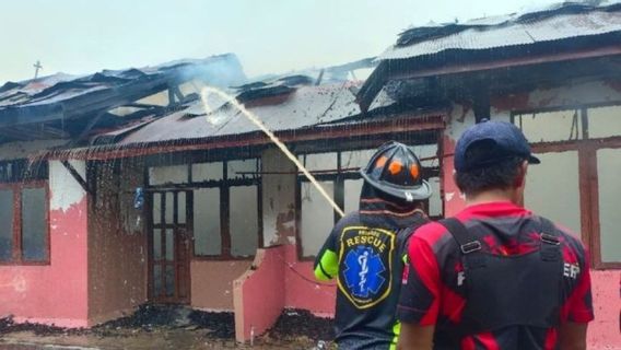 L’incendie de barak à 8 portes à Palangkaraya, accès à l’électricité d’un parking à la périphérie de la route