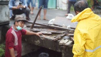 洪水の原因、水路上の違法な建物がスラバヤ市政府によって取り壊される