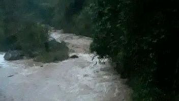 川を渡るときに竹橋が崩壊し、東マンガライで2人が流れに引きずられて行方不明になっています