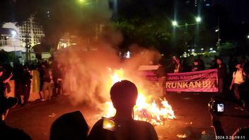 La foule décolère des banderoles sous la forme d’alléances déçues par la corruption des élections de 2024 au KPU indonésien
