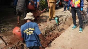 Two Residential Settlement Points In Pondok Rangon Often Flood As High As 100 Cm, East Jakarta City Government Builds Jacking Channels