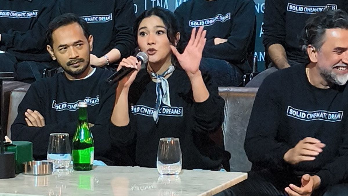 Demi Peran Pramugari Era 80-an di Film 'Kapal Terbang', Naysilla Mirdad Rela Potong Rambut