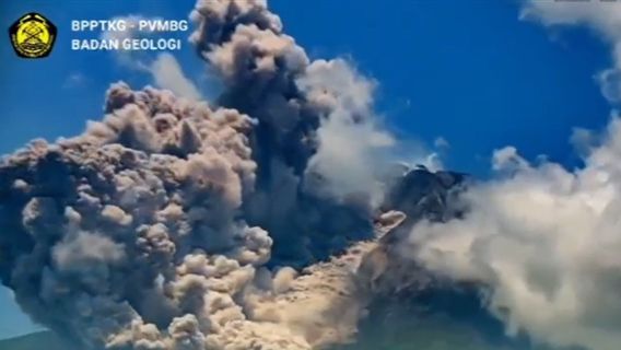 Sunday Morning, Mount Merapi Hot Cloud Falls Leads To The Southwest