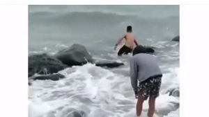 Dua Pria Ini Berenang di Tengah Ombak Tinggi Pantai Barombong Makassar, Selamatkan Remaja yang Tenggelam