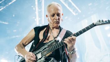 Phil Collen Comments On Motley Crue's Substitution Of Guitarist From Mick Mars To John 5