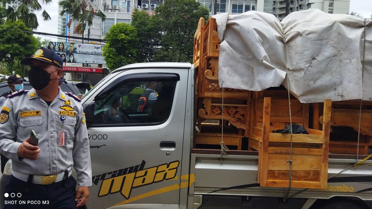 Officers Of The Joint Ticketing Vehicles For Overloading Goods