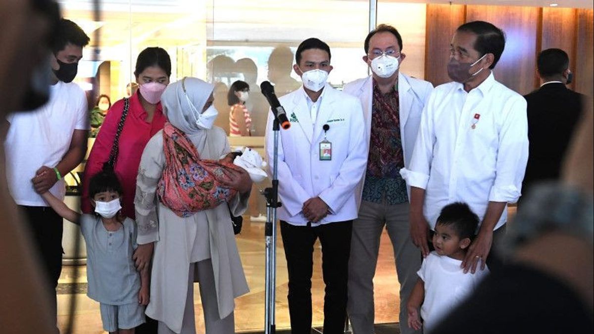 Iriana抱着Panembahan Al Saud Nasution的第五个孙子，与Jokowi一起在Pondok Indah医院接机