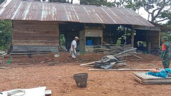 シドレホ・ランプン・バラトの住民の家を荒廃させた野生のゾウ