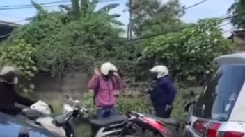男子用枪指着摩托车手的兴奋视频，结果警察穿着自由 