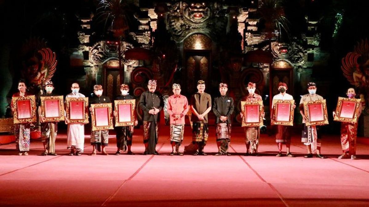 9 Devoted Artists In Bali Receive <i>Adi Sewaka Nugraha</i> Awards And Money from Governor Wayan Koster