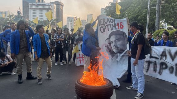 Students Burn Bans And Banners With Pictures Of Jokowi And His Children At The Horse Statue
