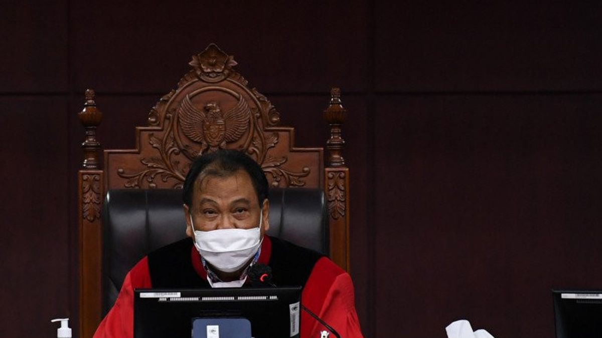 在创造就业法律会议上律师感动的MK法官的Bintang Mahaputera