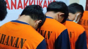 empêtré dans le jeu en ligne, un jeune homme à Makassar a volé le solaire d’une voiture Damkarmat