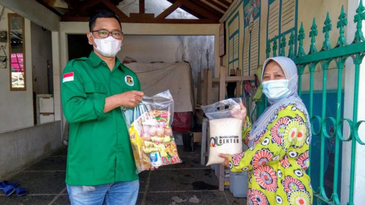 自己隔離を受けたデポックの住民は笑顔で、基本的な食糧援助を受けることができる