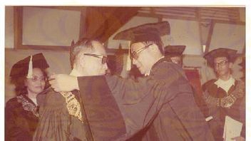 八田从印度尼西亚大学获得HC历史博士学位，今天，1975年8月30日