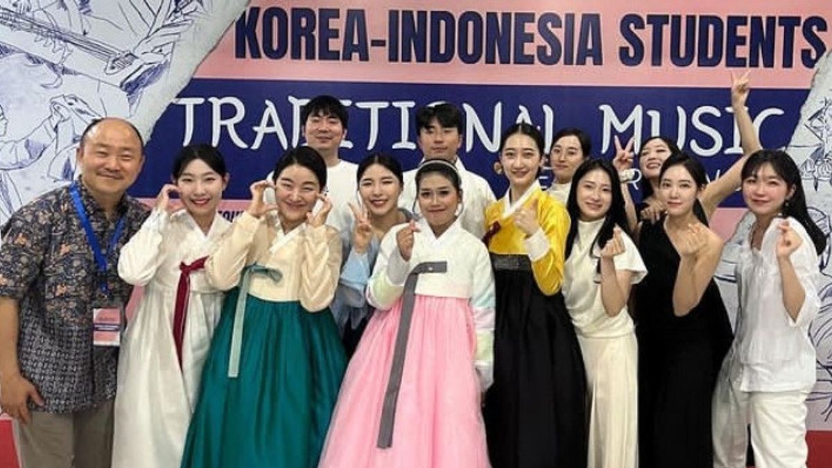韩国学生在传统音乐合作舞台上受到热烈欢迎