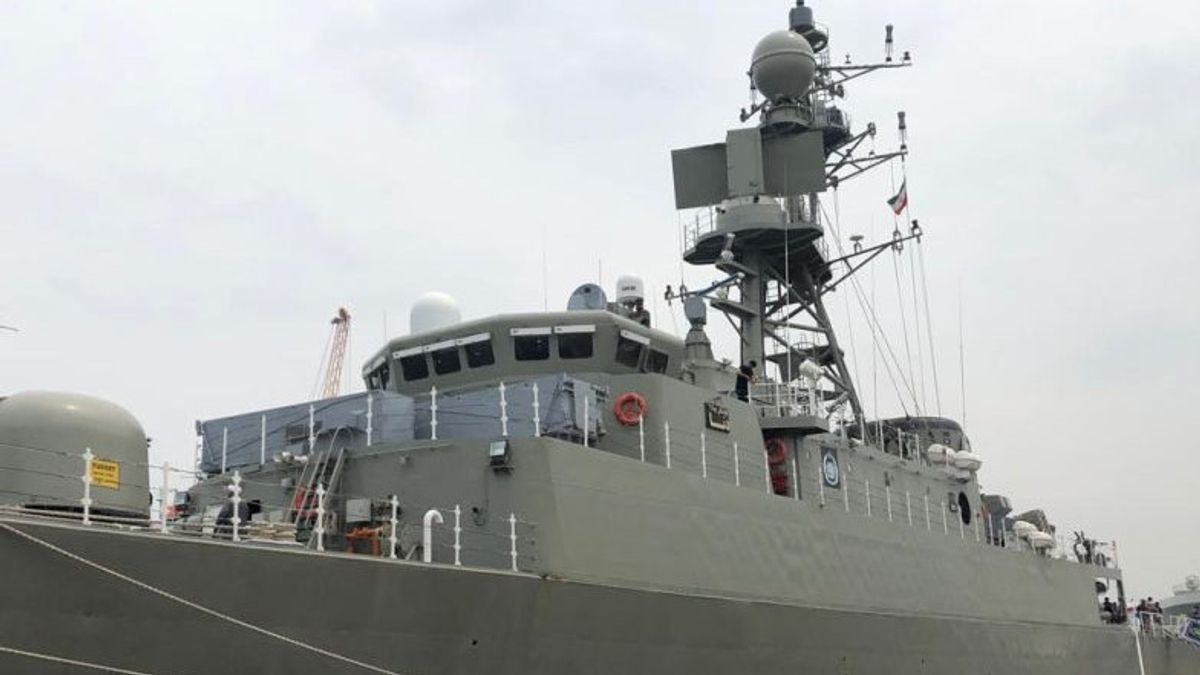 سفينتان حربيتان إيرانيتان تقومان بمهمة سلام إلى إندونيسيا