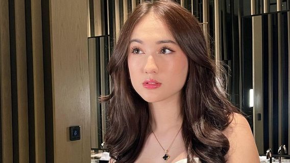 Kerap Tampil Feminin, Intip 8 Potret Laura Moane yang Kecantikannya Dipuji Warganet