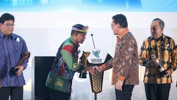 カルタラ・ライ知事がプリマニヤルタ賞2025で輸出支援地域責任者を授与