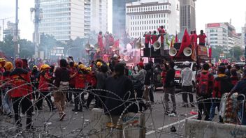 Massa Aksi Tolak UU Cipta Bubarkan Diri, Lagu Buruh Tani Terdengar