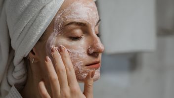 Tips For Massaging Your Face At Home For Glowing Skin