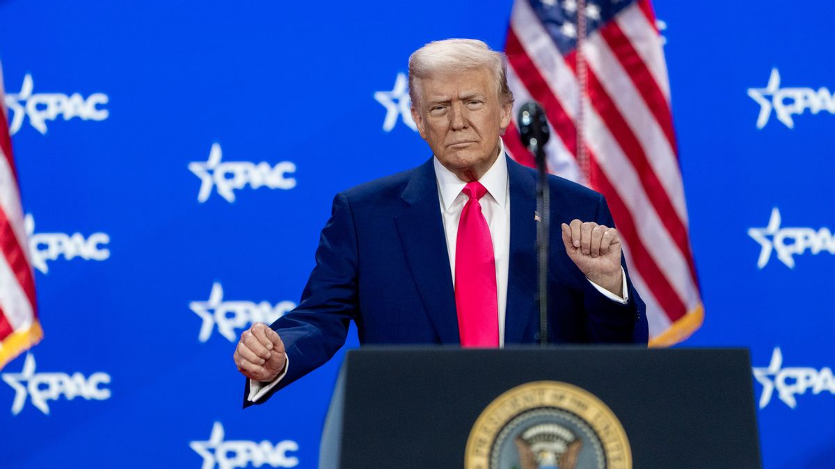 Trump Desak Apple Hentikan Kebijakan Keberagaman Setelah Pemegang Saham Mendukungnya