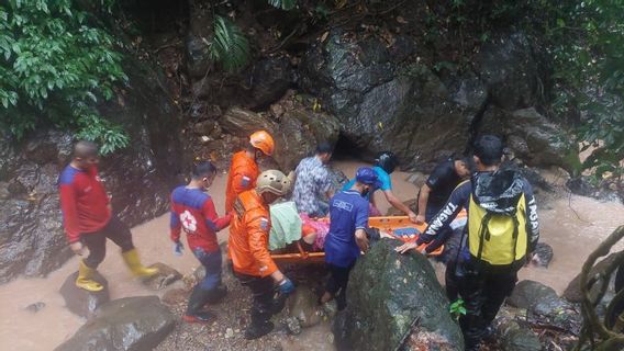 Évacuation Des Hommes De L’équipe Sar Interarmées Plongée Dans Les Gorges Kelok Jariang Padang