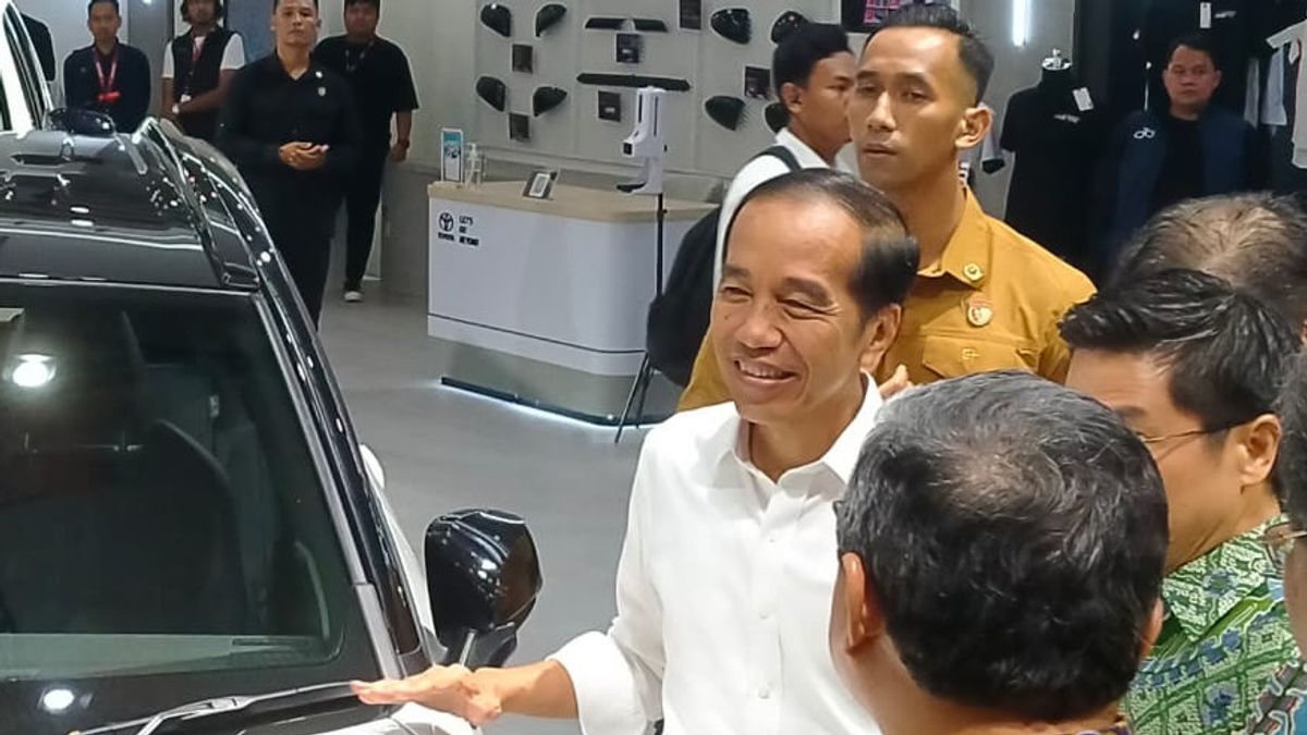 24年总统大选的快赛获胜者,佐科威·阿库伊(Jokowi Akui)向普拉博沃和纪伯伦会面表示祝贺