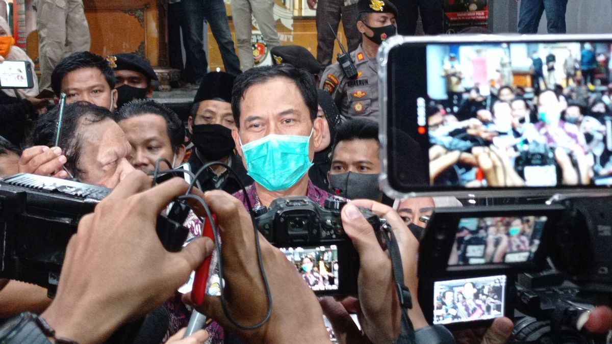  Ditangkap Densus 88, Munarman Sempat Protes, Minta Izin Pakai Sandal Baru Digelandang 