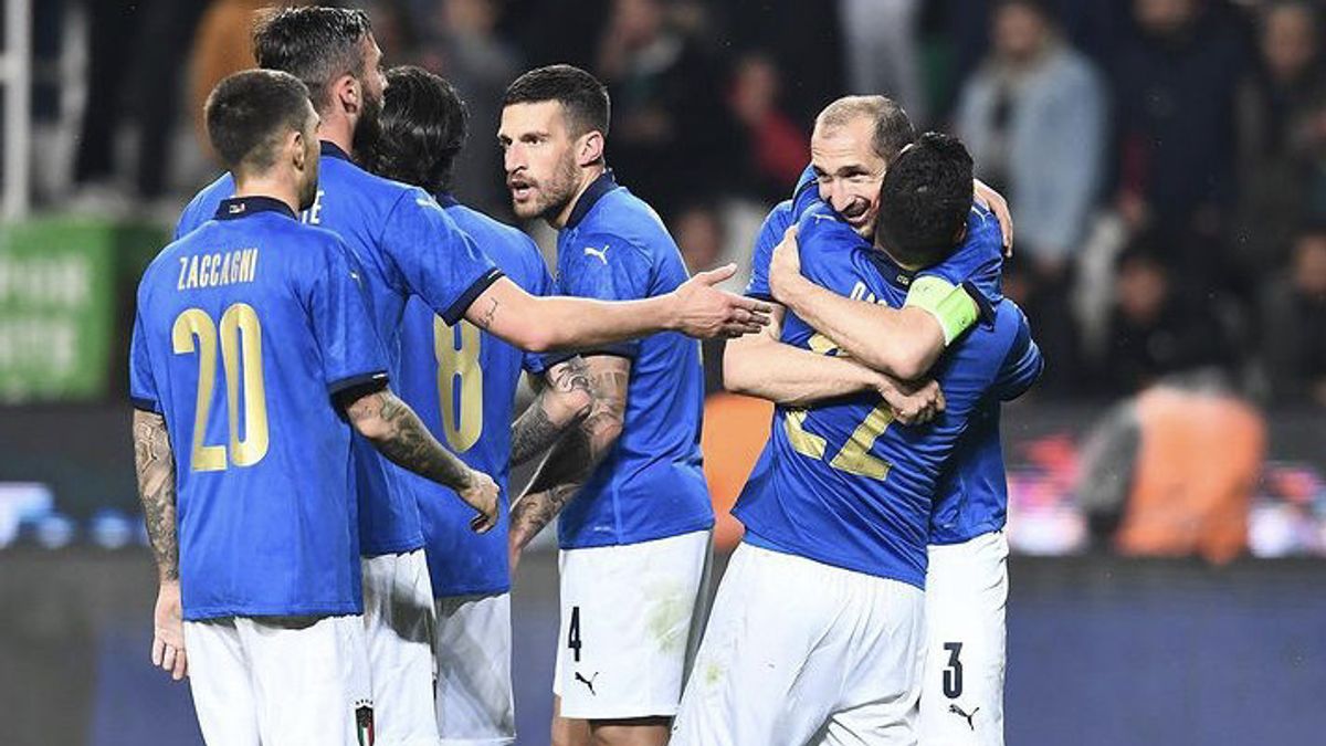 The Moment Chiellini Signals The Retirement From Defending Gli Azzurri: Takes Off The Captain's Armband, Kisses It And Puts It On Donnarumma's Arm