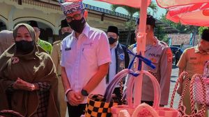 Menteri Sandiaga Janji Turun Tangan Bantu Promosi hingga Izin UMKM Batik di Banyuwangi