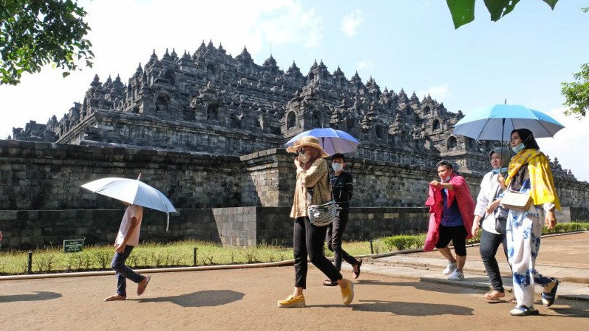 Sri Mulyani Disburses Financing For Ultra Micro Entrepreneurs In The Borobudur Temple Area