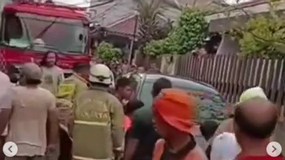 東ジャカルタの消防士は、マトラマンのピサンガンバル通りに不注意に駐車した車の所有者に悩まされていました