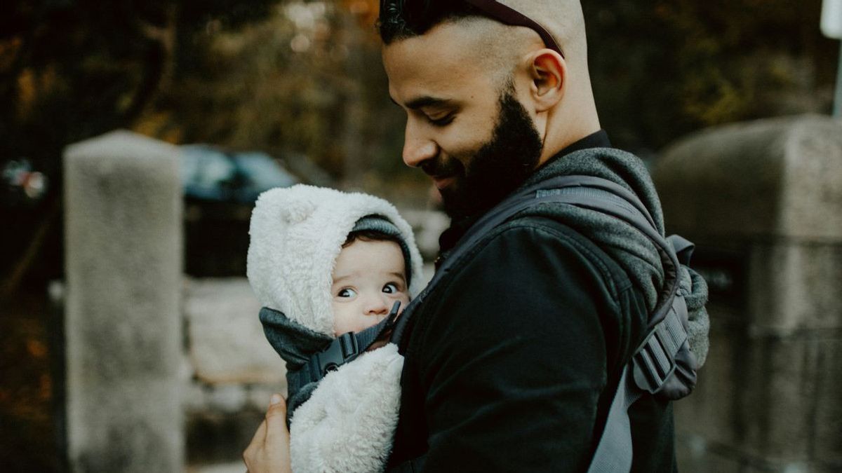 Comment porter les bébés pour leur vie pour qu’ils soient en sécurité et à l’aise lorsqu’ils sont poignardés