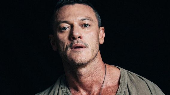  Luke Evans Senang Perankan Pria Penyuka Sesama Jenis dalam <i>Nine Perfect Strangers</i>